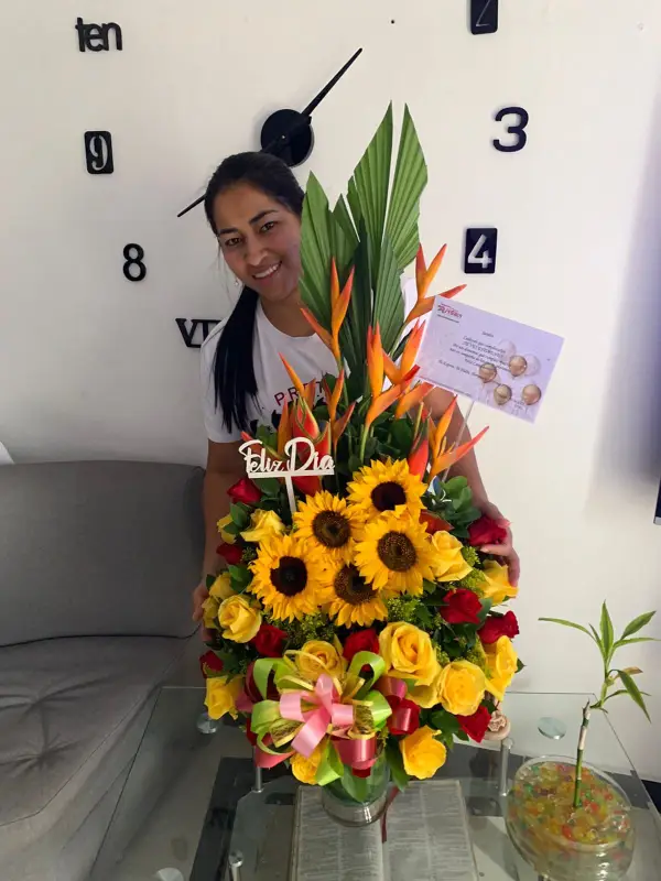 flores-floristeria-medellin-en-tu-cumpleanos-un-abrazo-alegria-floristeria-medellin